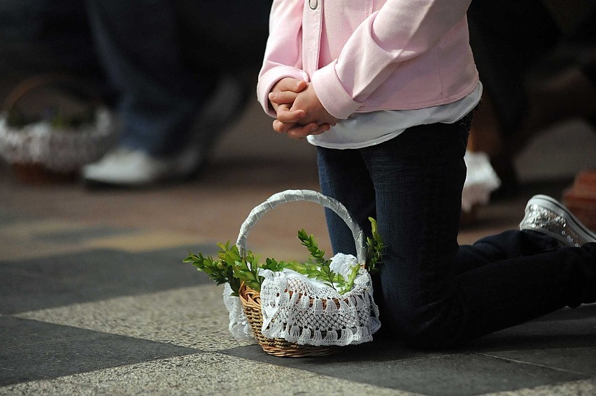 Słupszczanie ze święconką w Kościele Mariackim