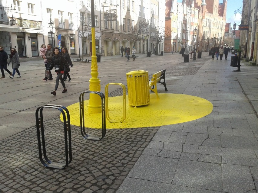 Żółte plamy na Trakcie Królewskim w Gdańsku. Szokują? A mają informować![ZDJĘCIA]