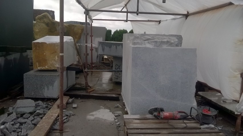 Trwa budowa nowego pomnika w Czempiniu. Zobaczcie jak przebiegają prace FOTO