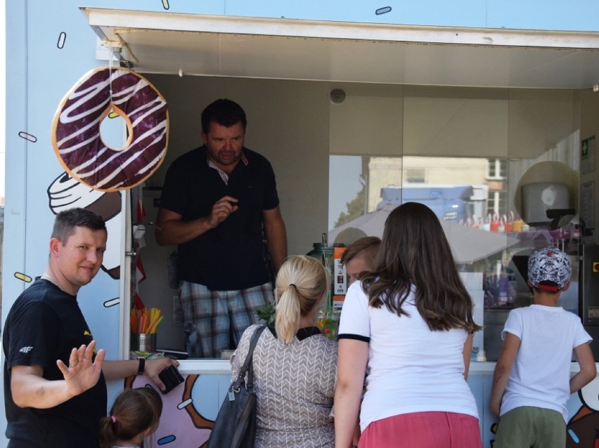 Food trucki stoją już pod Pałacem Zamoyskich. Zobacz jakie...