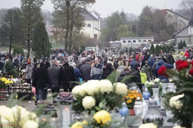 Podobnie, jak na innych cmentarzach, także i na nekropolii parafialnej w Szpetalu Górnym, gmina Fabianki, w środę było tłumnie. 

W południe odprawiono mszę św. pod przewodnictwem ks. proboszcza Dariusza Fabisiaka. Nad ruchem drogowym czuwali policjanci.