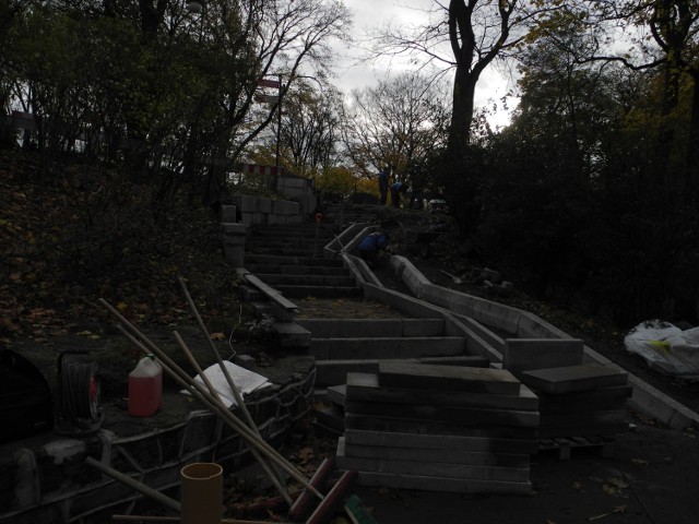 Stargardzka firma Drogbud remontuje teraz schody oraz fontannę.