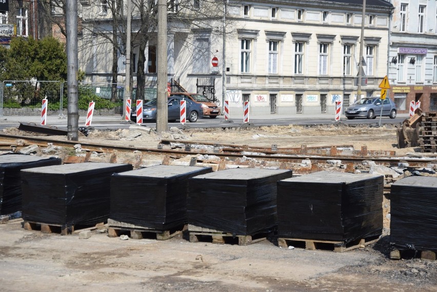 Na skrzyżowaniu koło Letniej wrażenie robią zdemontowane...