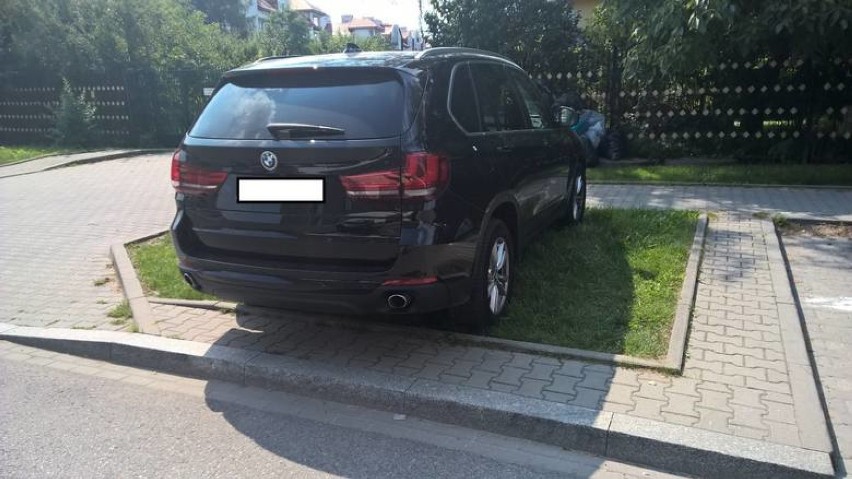 Czy publikując na Facebooku zdjęcie źle zaparkowanego samochodu, trzeba zamazywać jego tablice rejestracyjne?