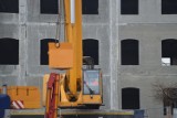  Zgierz: Żuraw pracuje budowie nowej siedziby MOK