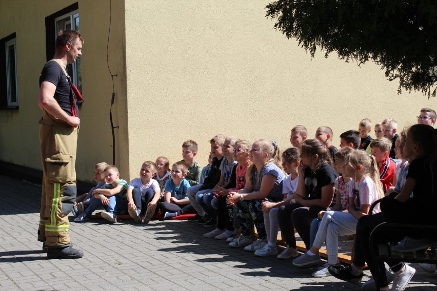 Strażacy z Opojowic i Wydrzyna odwiedzili uczniów ze Szkoły Podstawowej w Wydrzynie