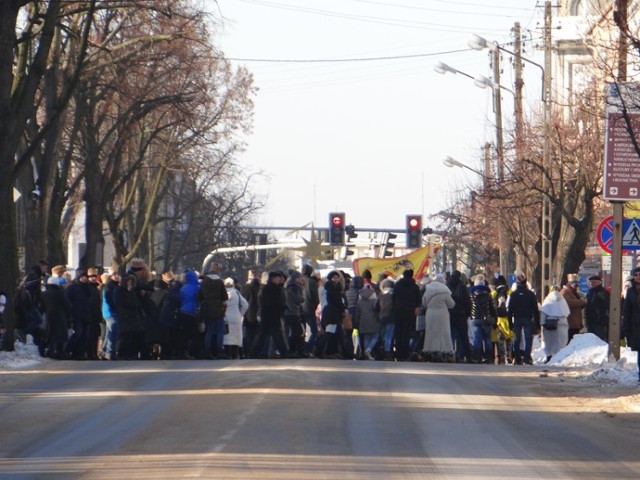 Na godz. 12.30 zaplanowany jest początek nabożeństw w pozostałych parafiach tzn. św. Maksymiliana, św. Antoniego, św. Pawła i WNMP. Po zakończeniu rozpocznie się przemarsz.

Wierni z Karsznic dołączą do grupy z parafii św. Antoniego. Z tego kościoła wyruszy orszak czerwony - króla Kacpra i ulicą Łaską dojdzie do Piwnej.

Niebieski orszak - króla Baltazara wyjdzie z kościoła św. Pawła. Jego trasa to ulice Zielona, Szkolna, Łaska do Piwnej.

Z kościoła św. Maksymiliana wyruszy orszak króla Melchiora - zielony. Uczestnicy przejdą ulicami Staffa, Szymanowskiego, Złotą, Kościelną, Złotnickiego.

Z bazyliki wyjdzie orszak biały - Gwiazdy Betlejemskiej, by Kościelną i Złotnickiego dojść do Piwnej, gdzie wszystkie grupy połączą. Wspólnie dojdą do Powiatowego Ośrodka Sportu i Rekreacji przy Dolnej. Będzie tam można obejrzeć widowisko Na dworze Heroda i złożenie przez mędrców darów Jezusowi.