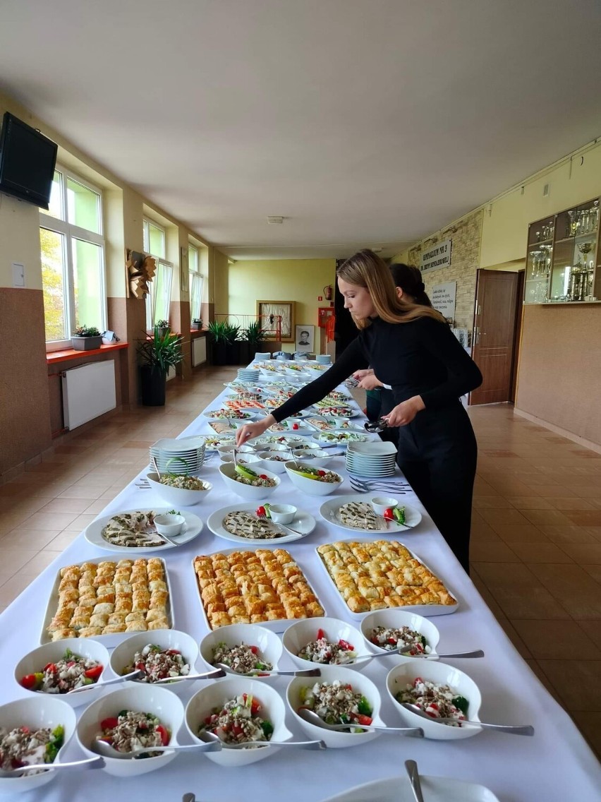 Smakołyki spod ręki uczniów wieluńskich warsztatów gastronomicznych. Na ich widok cieknie ślinka