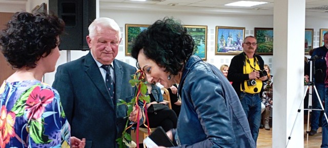 Jedną z artystek, której prace są prezentowane na wystawie jest doktor Lucyn Gozdek ze Staszowa, współwłaścicielka słynnej wytwórni ozdób choinkowych. Na kolejnych slajdach zobaczcie co się działo podczas otwarcia wystawy 