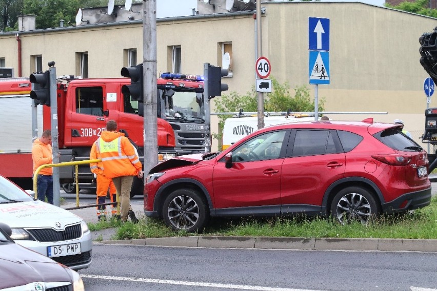 Wypadek na Krzywoustego. Nie działa sygnalizacja, tworzą się ogromne korki [ZDJĘCIA]