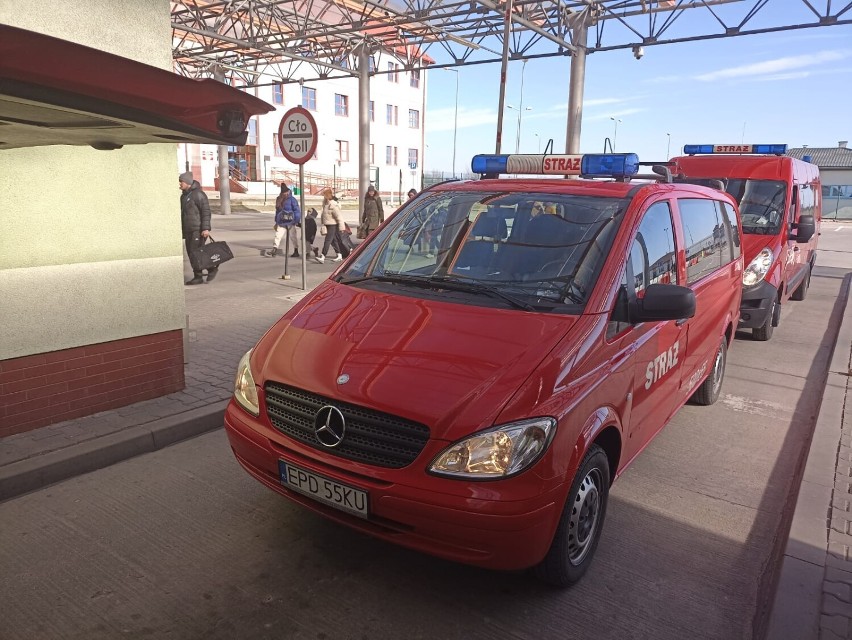 Poddębiccy strażacy PSP pomagają na granicy w transporcie uchodźców z Ukrainy ZDJĘCIA