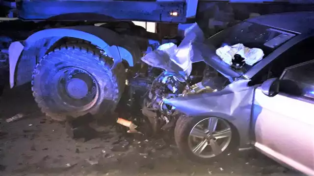 Wypadek na A1 pod Piotrkowem, 11.04.2022. Na wysokości Parzniewic osobowy volkswagen zderzył się z ciężarowym mercedesem. Dwie osoby ranne, jedna ciężko