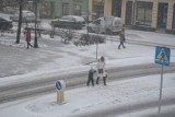 Tczew: prószący śnieg utrudnia życie pieszych i kierowcom. Drogowcy apelują o ostrożność