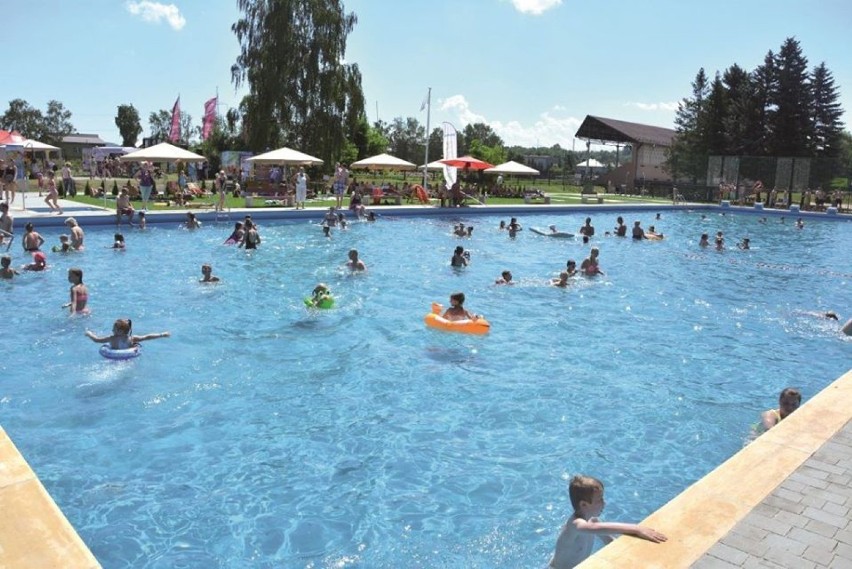 Ludzie szukają ochłody na basenie w Libiążu. Teraz będą mogli spędzać tam więcej czasu 