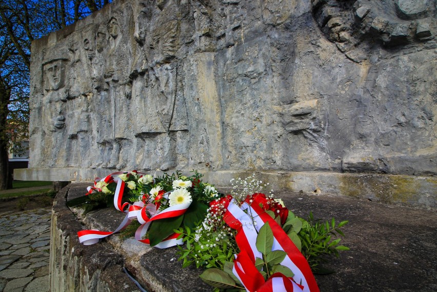 Święto Konstytucji 3 maja w Darłowie. Władze samorządowe złożyły kwiaty [zdjęcia]