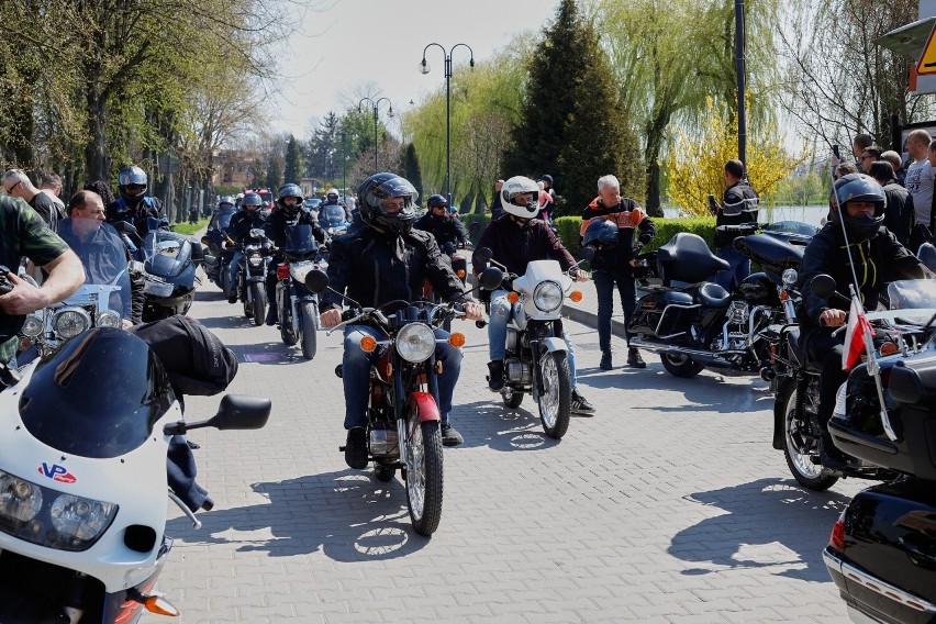 Huczne rozpoczęcie sezonu motocyklowego w Pińczowie. Parada, święcenie i setki maszyn z całego regionu. Zobacz zdjęcia i film