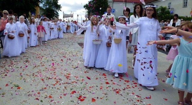 Procesja eucharystyczna w parafii Niepokalanego Poczęcia Najświętszej Maryi Panny uszyła tradycyjnie z ulicy Staszica.