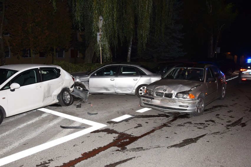 Radomsko: Pijany kierowca uderzył w zaparkowane samochody