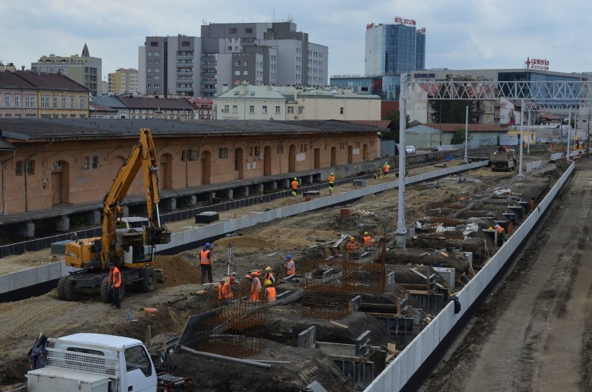 Jak idą prace na dworcu PKP w Rzeszowie? Widać już zarys nowego peronu i podziemnego tunelu [ZDJĘCIA]