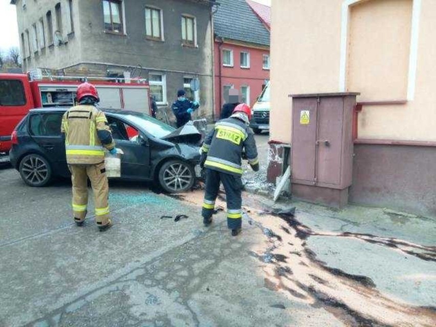 Auto uderzyło w budynek przy ul. Grottgera w Sławnie. Dwie osoby przewieziono do szpitala