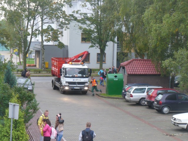 Nowe pojemniki do segregowania odpadów stawiano m.in. na os. Lotnisko.