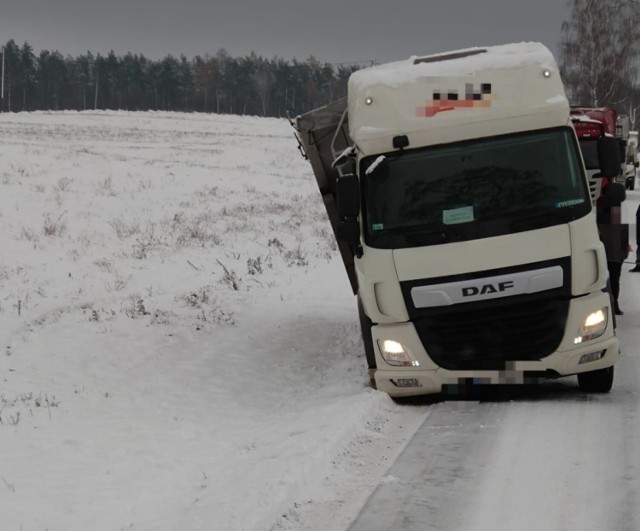 27 listopada, ciężarówka ze zbożem na poboczu drogi wojewódzkiej w Mikołajkach Pomorskich.