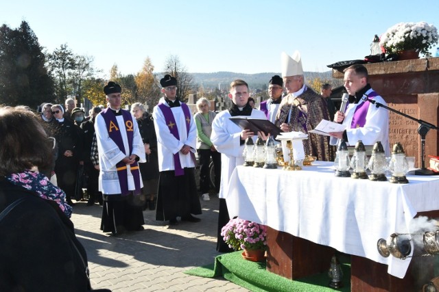 Ksiądz biskup Marian Florczyk odprawił msze świętą na Cmentarzu Nowym w Kielcach.