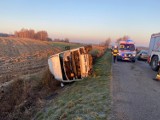 Szynwałd. Wypadek busa przewożącego dzieci niepełnosprawne na drodze pod Tarnowem. W akcji pogotowie, straż pożarna i policja. Są ranni!