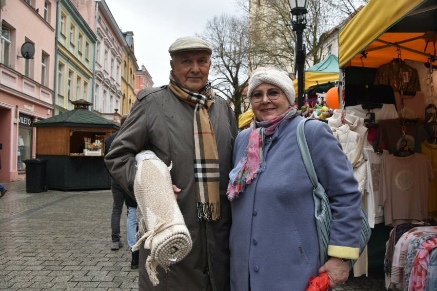 Pani Stanisława jarmark odwiedziła z mężem Andrzejem. Lubią...