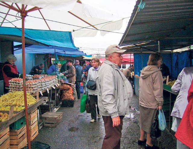 Wielu mieszkańców  robi zakupy na targowisku przy Poniatowskiego