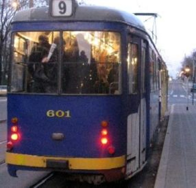 Po zderzeniu z tramwajem linii nr 9 samochód osobowy wylądował ...