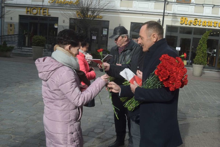 Działacze SLD rozdawali kwiaty z okazji Dnia Kobiet
