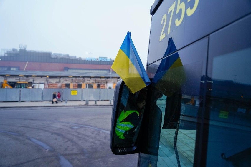 Na gdańskich autobusach ciągle powiewają ukraińskie flagi,...