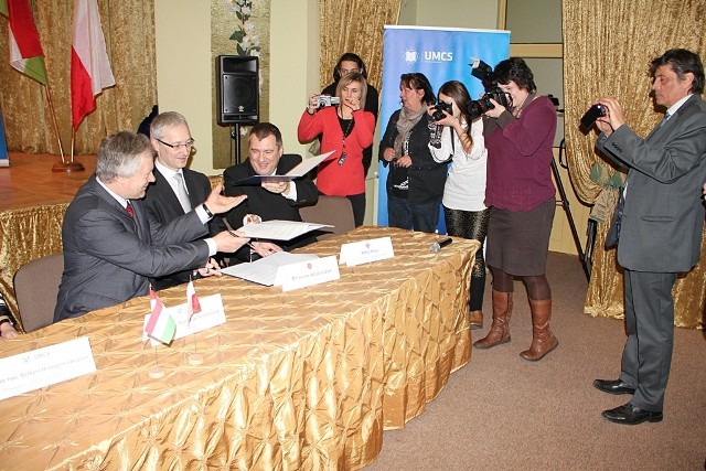 W marcu br. doszło do podpisania umowy o współpracy między UMCS, Kraśnikiem i węgierskim miastem Hajduboszormeny.