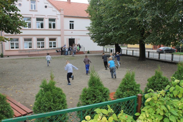 Uczniowie w Szczańcu niebawem będą mieli nowoczesny plac - boisko przed szkołą