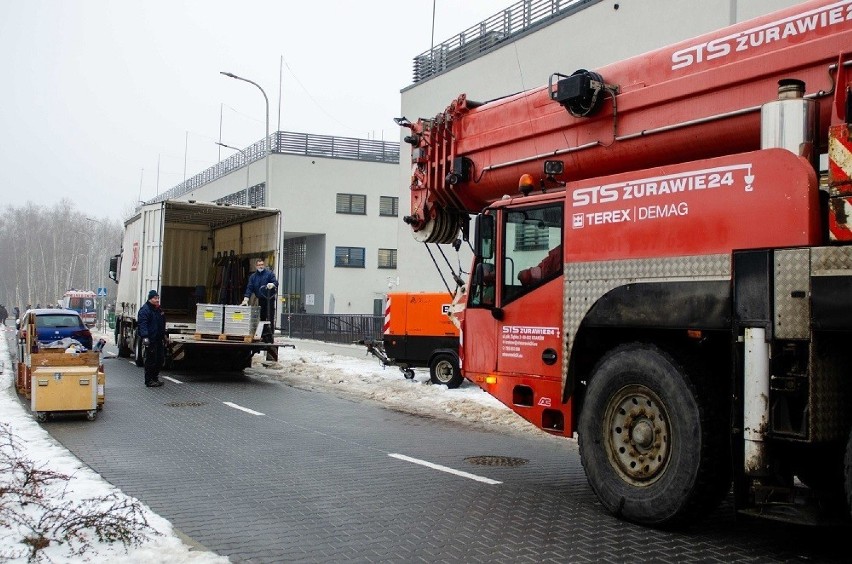 Najbardziej zaawansowany rezonans magnetyczny w Europie trafił do krakowskiego szpitala. Urządzenie waży 16 ton! Trzeba było użyć dźwigu