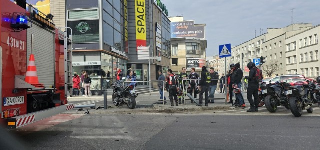 Wypadek motocyklowy w Gdyni (Wielkanoc 2023). Do zdarzenia doszło w centrum na skrzyżowaniu ul. Władysława IV i ul. 10 Lutego. Motocyklista poniósł śmierć na miejscu
