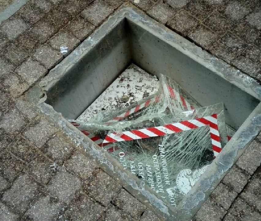 Wandale zniszczyli ledwo położoną płytę szklaną w miejscu, gdzie stanie pomnik Piłsudskiego w Kartuzach ZDJĘCIA
