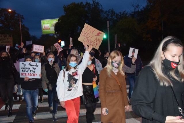Kolejny protest kobiet przeciwko wyrokowi Trybunału Konstytucyjnego w sprawie aborcji odbył się w Zielonej Górze w poniedziałek, 26 października.