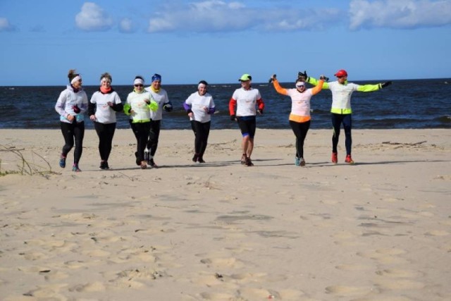 Powiat nowodworski. Stu zawodników, biegaczy i „kijkarzy” nordic walking wyjdzie na trasę drugiej odsłony biegu „Mierzeja po całości”. To terenowy ultramaraton, który potrafi dać w kość biegaczom ekstremalnymi warunkami.