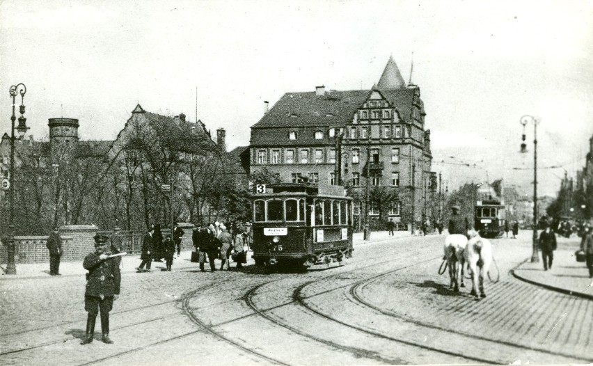 Rok 1919

I pomyśleć, że jeszcze niedawno tramwaje skręcały...