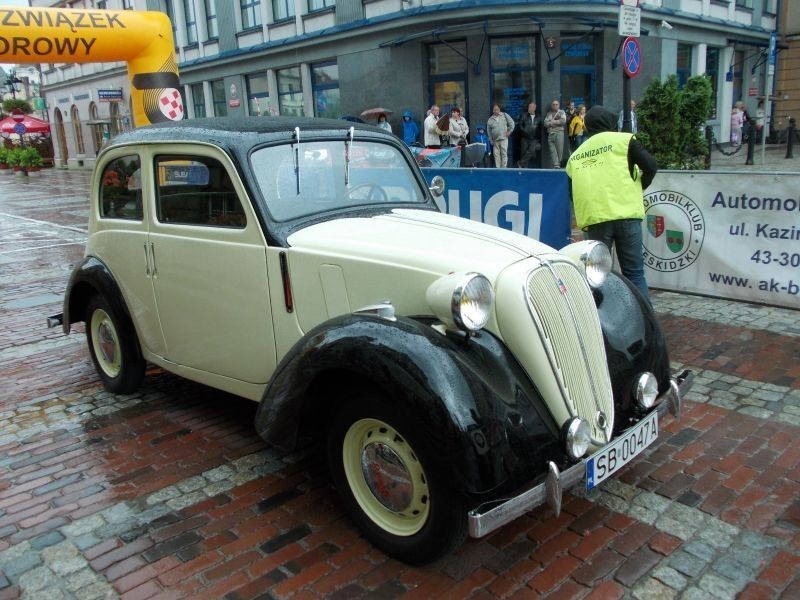Bielsko-Biała: Konkurs elegancji zabytkowych pojazdów na placu Ratuszowym