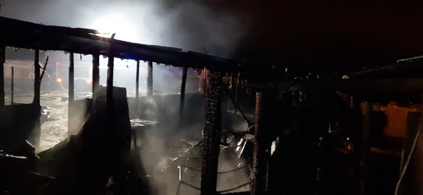 Pożar obiektów rekreacyjnych we wsi Dębogórze 15.03.2021. Płonęło ranczo ze stadniną koni i mini ZOO
