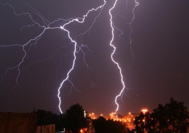 Ostrzeżenie IMGW. Burze z gradem w Warszawie. Upalne dni mogą skończyć się groźnymi opadami