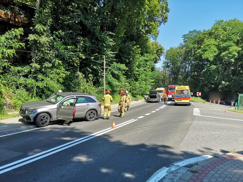 Wypadek na Drodze Krajowej nr 75 w Czchowie. Duże utrudnienia w ruchu po zderzeniu dwóch samochodów. Strażacy użyli narzędzi hydraulicznych
