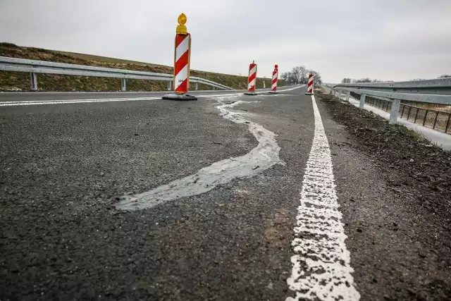 Pęknięta droga Osieczna - Goniembice ma być naprawiana od marca 2024. Potrwa to kilka mieisęcy  i będzie oznaczać objazdy.