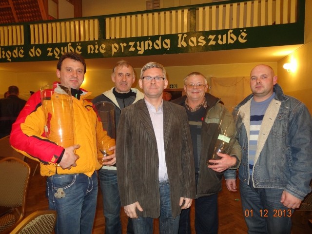 Druga drużyna turnieju - PKA Gdynia wraz z wicestarostą Zygmuntem Wiśniewskim