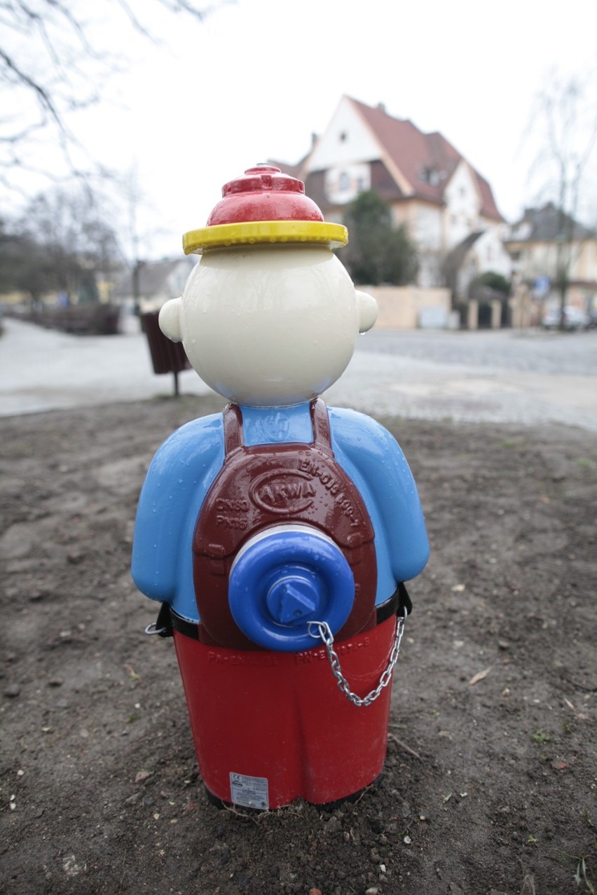 Hydranty w kształcie ludzika ustawiono na ulicach Opola