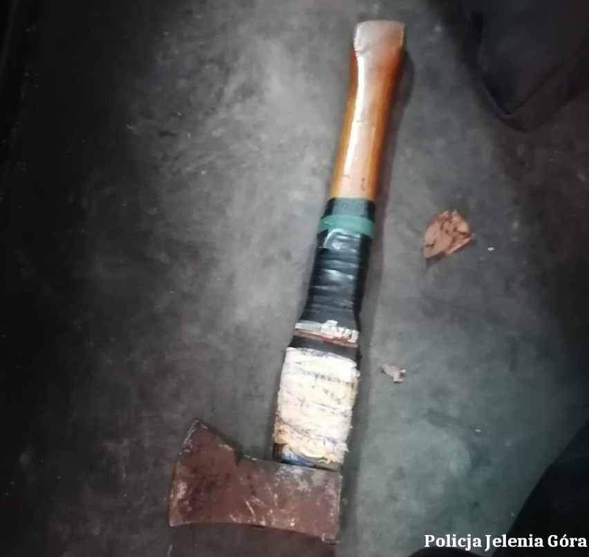 Jelenia Góra: Skoczył na policjantów z siekierą i nożami. Poważnie ich ranił, teraz sprawą zajmuje się prokuratura