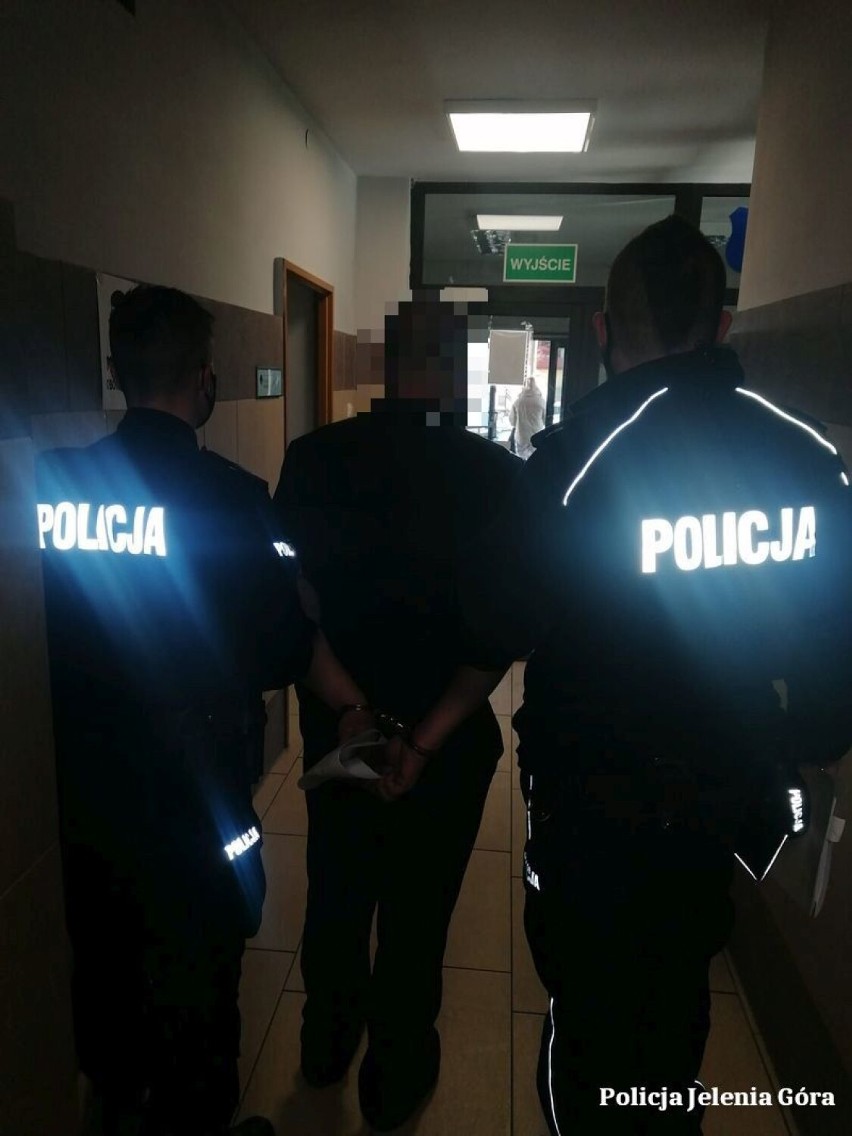 Jelenia Góra: Skoczył na policjantów z siekierą i nożami. Poważnie ich ranił, teraz sprawą zajmuje się prokuratura